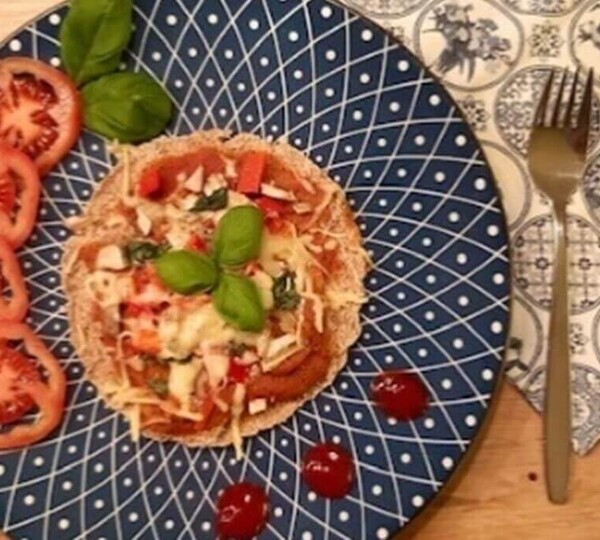 Mini-pizzaatje met tomatensaus